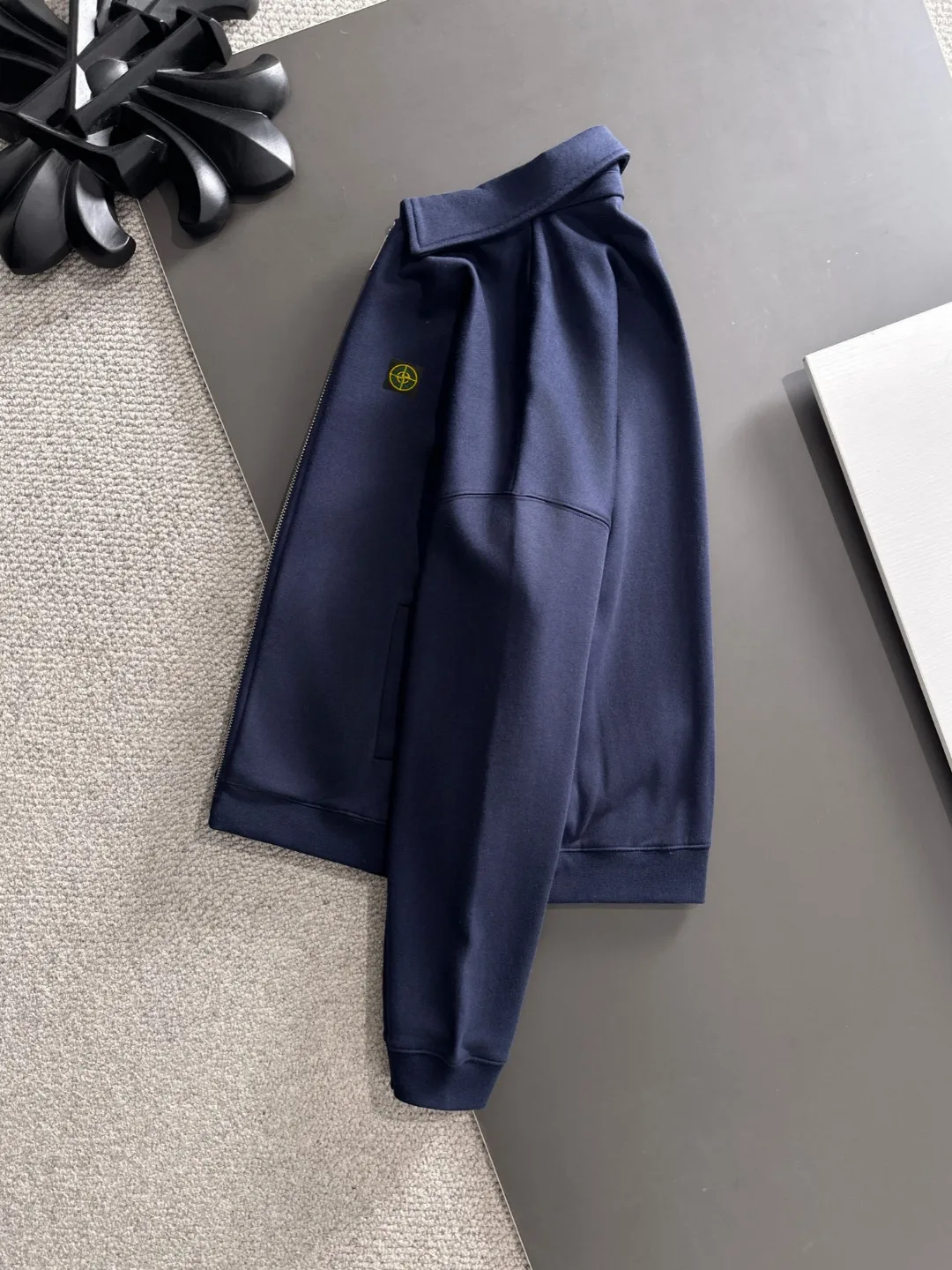 Next day shipment P460 Stone lsland/Stone Island Exclusively launches the new 25ss autumn and winter lapel zipper jacket. Many stars have the same style. The craftsmanship cannot be copied by ordinary small workshops. We are not afraid of any challenges in terms of materials, detail restoration and craftsmanship, just to provide everyone with wonderful products. Compare the top original versions at will. No expense is spared just to do better. Unique imported fabric feel. Purely imported German machine production. Precision operation and 10,000-needle density. A full set of new accessories and three standards are fully customized simultaneously. The upper body is versatile and fashionable. The perfect choice for autumn and winter. A must-have item. Size chart: S to XXL (or please state your height and weight when placing an order)